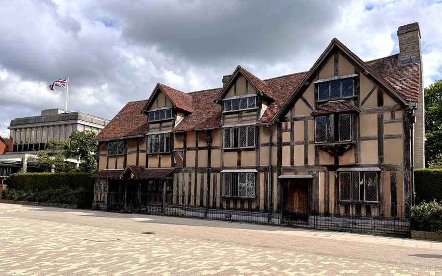 Stratford-upon-Avon: City Walking Tour & Exploration Game - How the app changes the experience