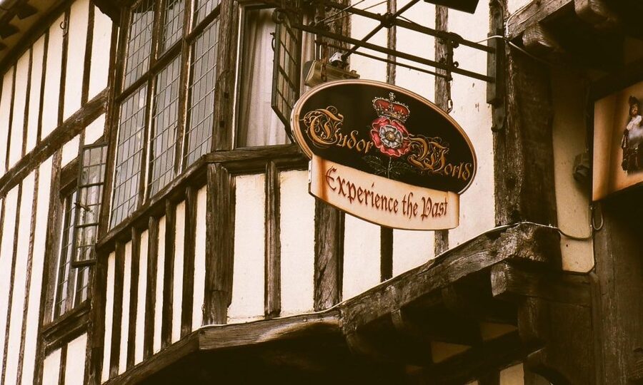Stratford-upon-Avon: Lantern-Lit Ghost Tour at Tudor World - Why the costumed guide matters so much