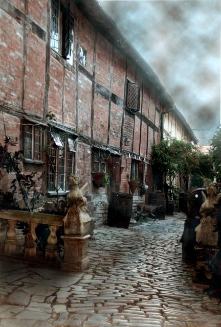 Stratford-upon-Avon: Lantern-Lit Ghost Tour at Tudor World - Lanterns, shadows, and the building itself