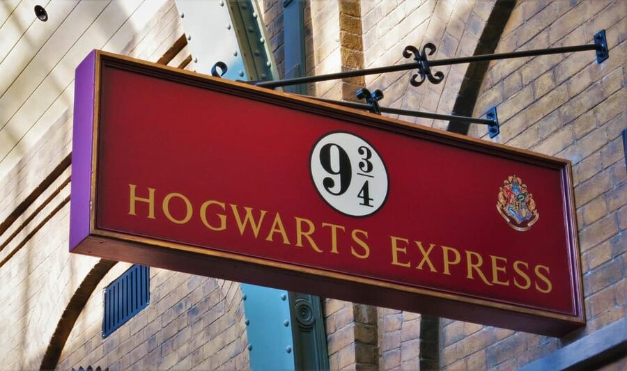 The most complete and exclusive Harry Potter tour in London - The official shop and the Platform 9 3/4 reality check