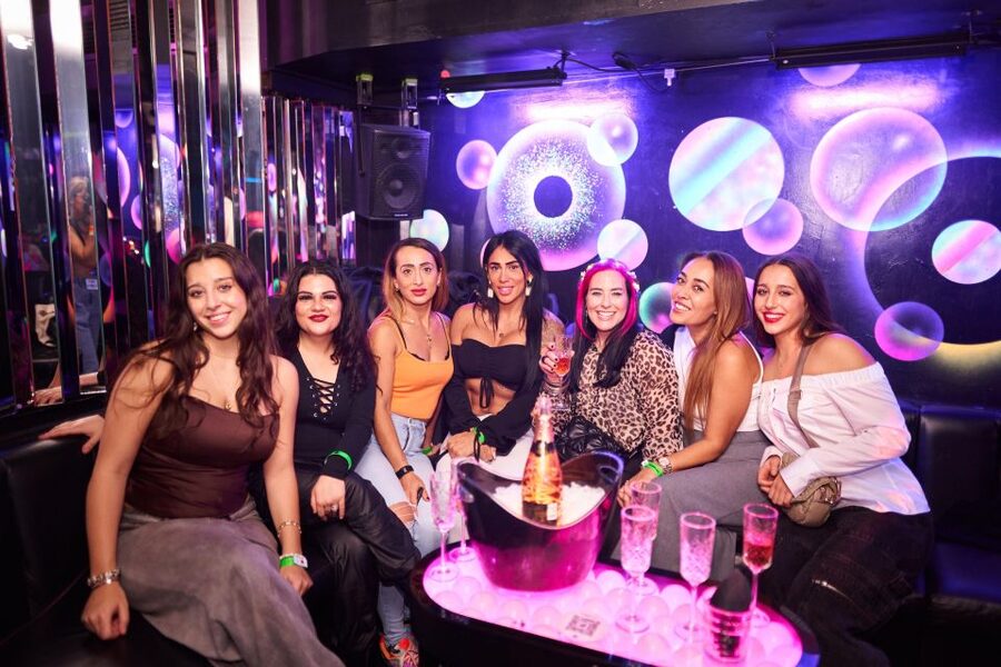 The Original Shoreditch Pub Crawl London - The first two venues: easy introductions and early drink deals
