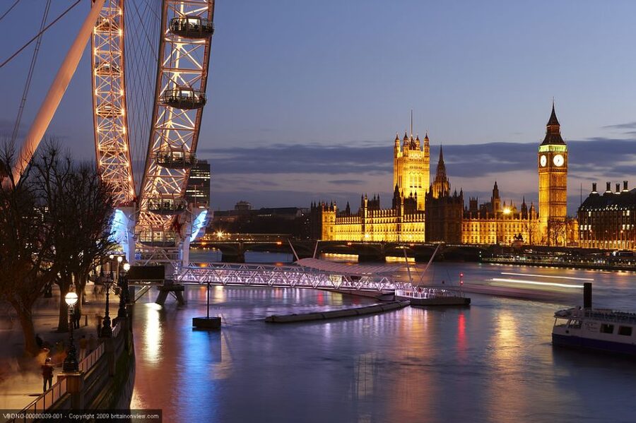 Tour of London and Christmas Day Lunch Cruise - A Christmas lunch with London passing by