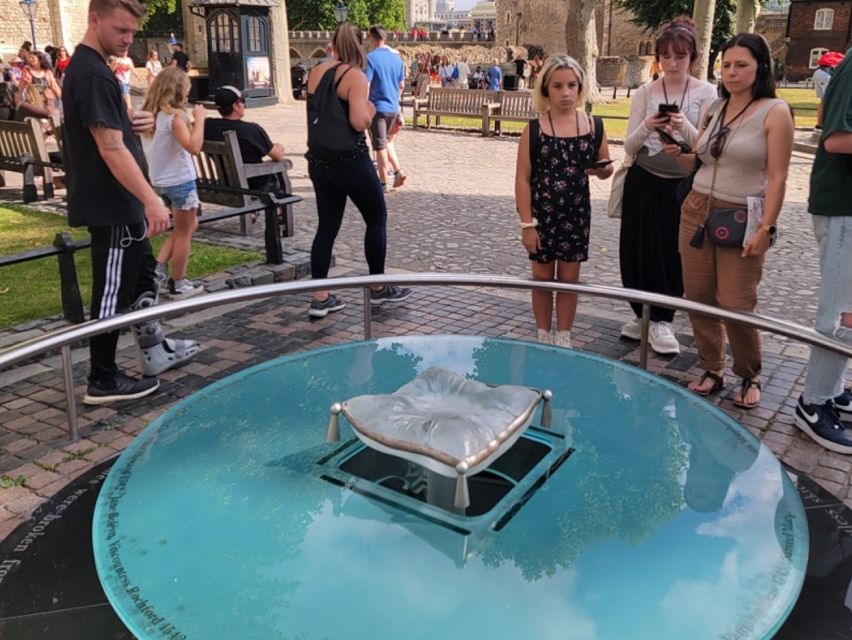 Tower of London: Early Access with Crown Jewels & Beefeaters - How the guides shape the experience