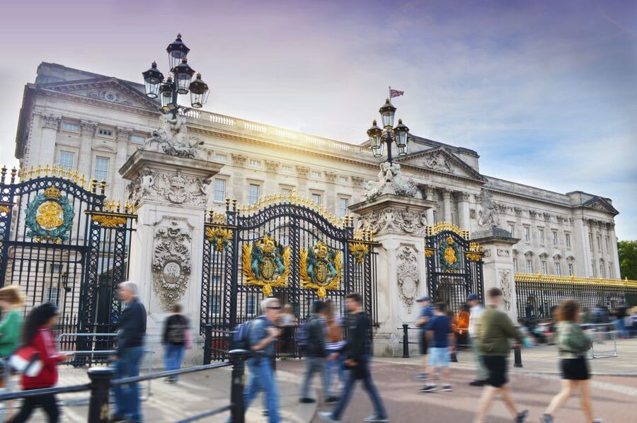 Ultimate Royal London, Thames River Boat Ride & Walking Tour - The guide and the value of live commentary