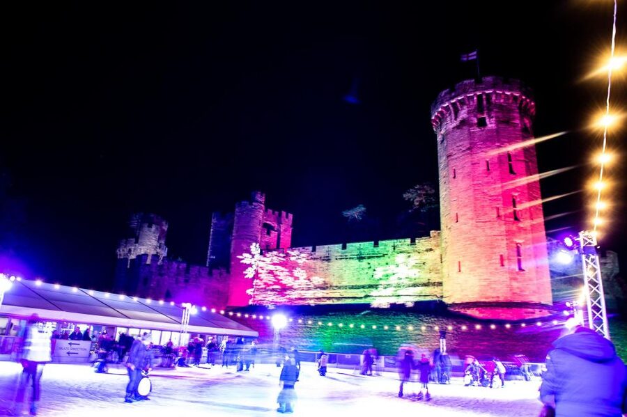 Warwick: Entry Ticket for Warwick Castle - The War of the Roses show puts politics on horseback