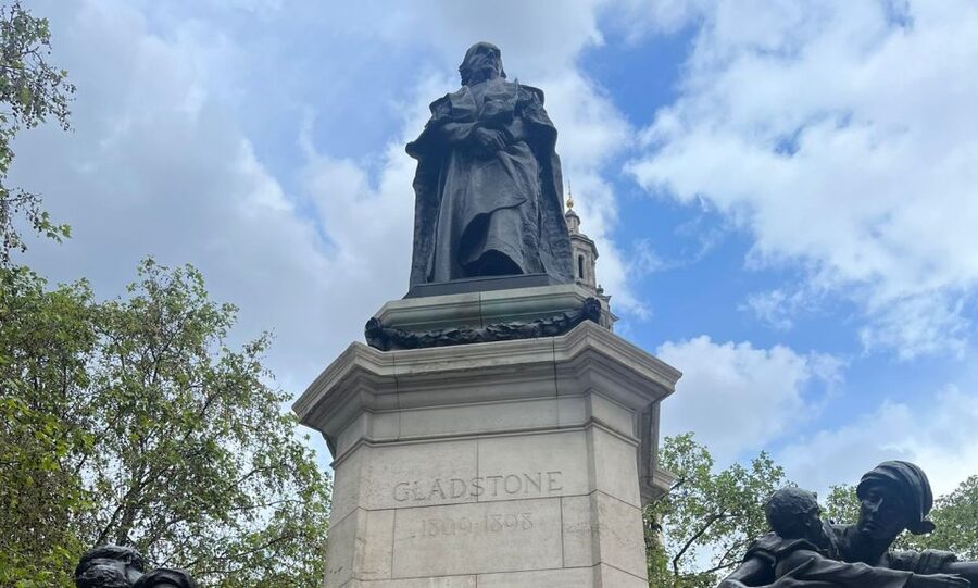 Woolf & Dickens: London Literary Tour & Writing Workshop - A literary walk with a writing task at every turn