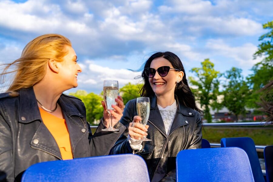 York: 60-Minute 'Happy Hour' Cruise For All Ages - Why the live commentary makes the hour worthwhile